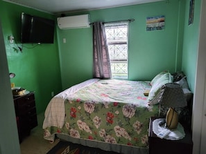 1 slaapkamer, een strijkplank/strijkijzer, gratis wifi, beddengoed