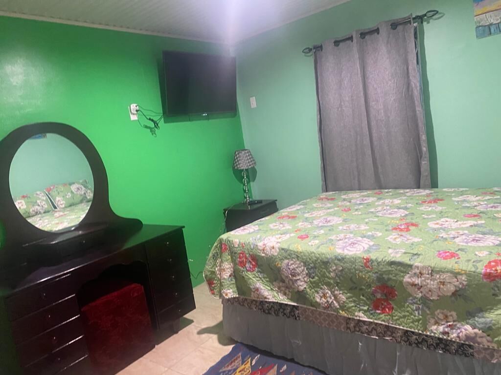 1 habitación, tabla de planchar con plancha, wifi gratis y ropa de cama 