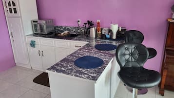 Réfrigérateur, micro-ondes, plaque de cuisson, cafetiÚre/bouilloire