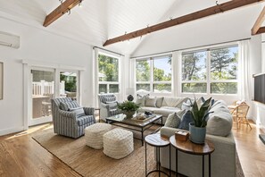 Smart TV, videogiochi, tavolo da ping pong, libri