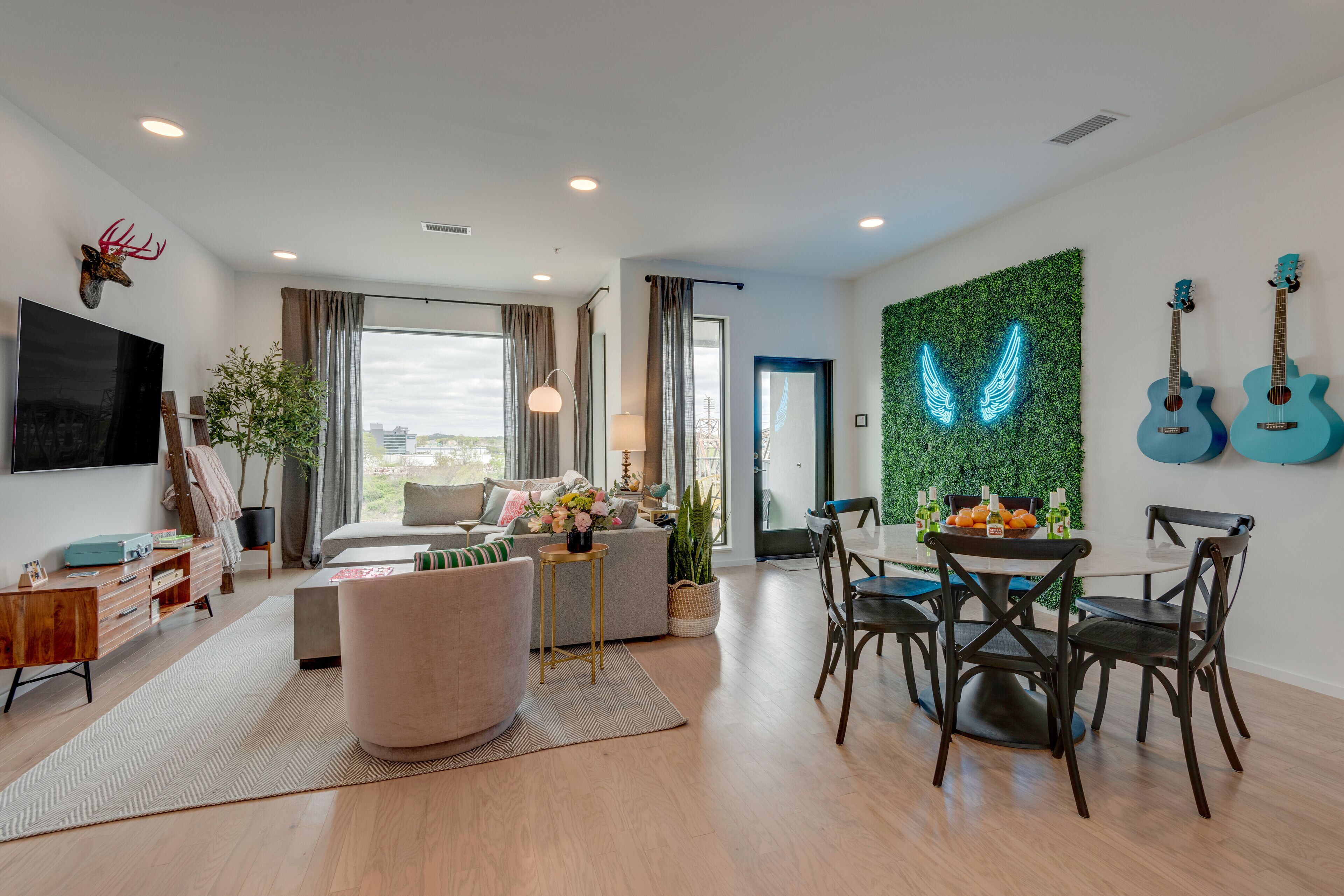 Chic Riverfront Condo, <1mi to Broadway & Downtown