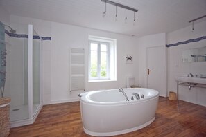 Douche, sèche-cheveux