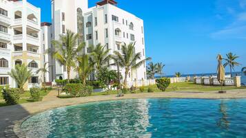 3 piscinas al aire libre