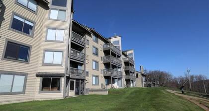 Seven Springs 1 Bedroom Premium Condo, Walking Distance to Slopes by RedAwning - Save 10% on 3 Nights, 15% on 5 Nights!