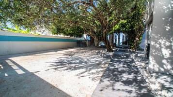 المنطقة المحيطة بالمنشأة