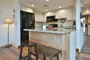 Refrigerador, horno, cafetera/tetera, tostadora