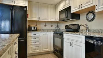 Apartment, 3 Schlafzimmer | Eigene Küche | Kühlschrank, Ofen, Wasserkocher mit Kaffee-/Teezubehör, Toaster