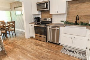Condo, 2 quartos | Cozinha privada | Geladeira, fogão, cafeteira/chaleira, torradeira