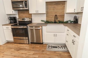 Refrigerador, horno, cafetera/tetera, tostadora