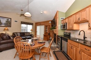 Condo, 1 quarto | Cozinha privada | Geladeira, fogão, cafeteira/chaleira, torradeira