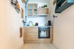 Kühlschrank, Mikrowelle, Ofen, Wasserkocher mit Kaffee-/Teezubehör