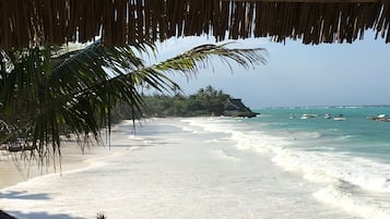 Plage, chaises longues, serviettes de plage