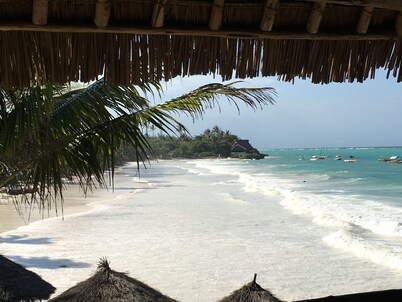 PRIVATE BEACH Bungalow ZERO MIN BEACH 1 doubl bed in bedroom + 2 in sitting room