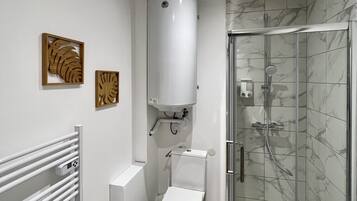 Asciugacapelli, asciugamani, sapone, shampoo