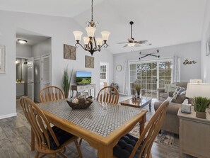 Condo, 2 Bedrooms | Dining