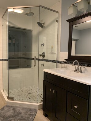 Dusche, Haartrockner, Handtücher, Seife