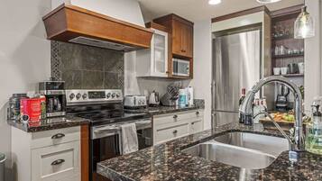 Réfrigérateur, micro-ondes, plaque de cuisson, lave-vaisselle