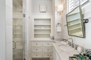 Shower, towels - Modern Home w/ Gulf Views, Private Beach, Community Pool, & 4 Bikes (Santa Rosa Beach)