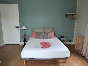 1 bedroom, travel crib, free WiFi, bed sheets - Bed & breakfast 5 minutes from Futuroscope (Jaunay-Marigny)