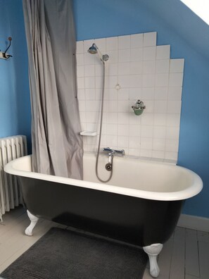 Haartrockner, Handtücher, Seife, Shampoo