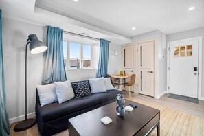 Smart TV, fireplace - Modern Euro style + Parking + King bed + Stockton U2 (Atlantic City)