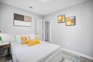 3 Schlafzimmer, Schreibtisch, Bügeleisen/Bügelbrett, Reisekinderbett