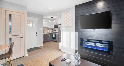 Modern Euro style + Parking + King bed + Stockton U2