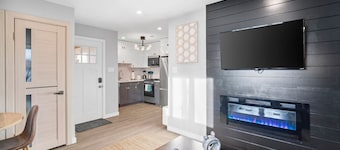 Modern Euro style + Parking + King bed + Stockton U2