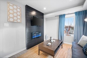 Smart TV, fireplace - Modern Euro style + Parking + King bed + Stockton U2 (Atlantic City)