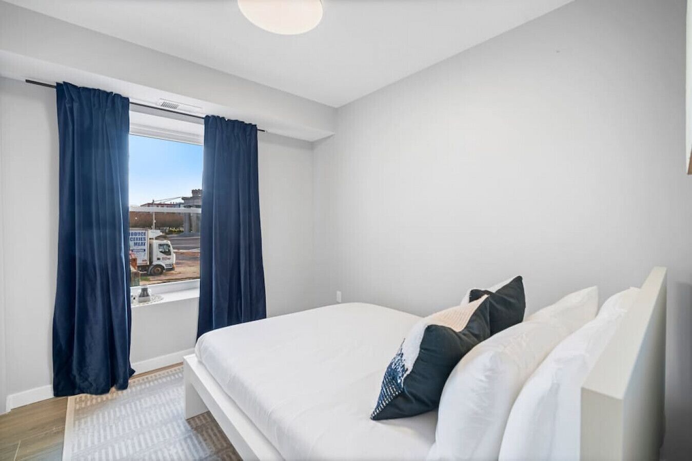 3 habitaciones, escritorio y tabla de planchar con plancha 