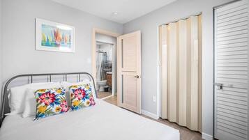 3 soverom, skrivebord, strykejern/-brett og reiseseng for barn