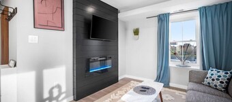 Parking + King bed + Modern + Stockton U3