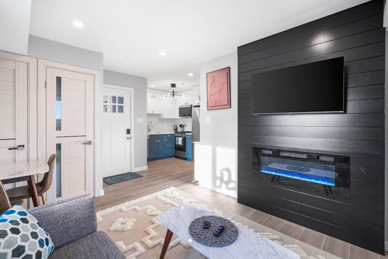 Smart TV, fireplace