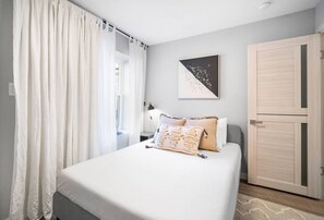 3 bedrooms, desk, iron/ironing board, travel crib