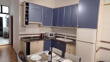 Køleskab, mikrobølgeovn, kogeplade, kaffe-/temaskine