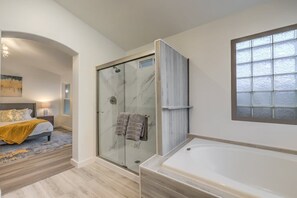 Badekar, hårtørrer, håndklæder