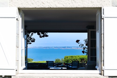 Villa rénovée dans parc, très grande vue mer, à 5 minutes  à pied de la plage