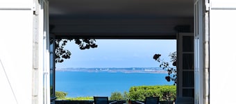 Renovated villa in park, very large sea view, 5 minutes walk from the beach