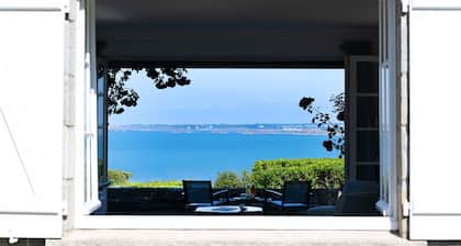 Renovated villa in park, very large sea view, 5 minutes walk from the beach