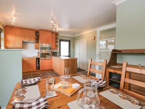 Kühlschrank, Geschirrspüler, Wasserkocher, Toaster