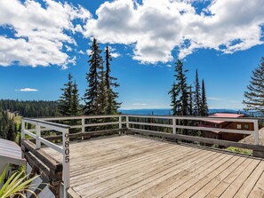 Terrace/patio - The Basecamp | Ski-In/Out | Fireplace & Family Fun (Vernon)