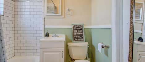 Combined shower/tub, hair dryer, towels