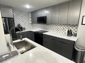 冰箱、微波炉、烤箱、炉灶