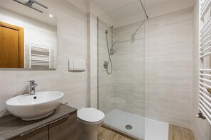 シャワー、ヘアドライヤー、ビデ、タオル