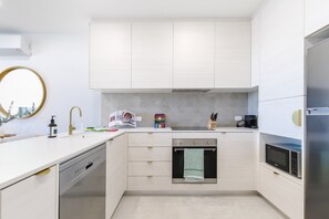 冰箱、微波炉、烤箱、炉灶