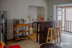 Micro-ondes, tables à manger