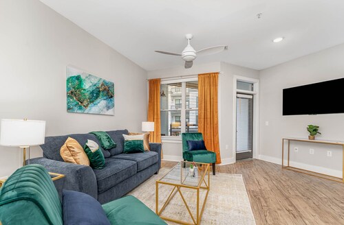 Luxe Apartment in the Heart of Downtown Winston-King & Full Sized Bed