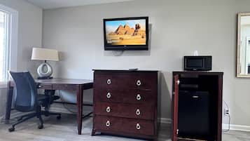 Hypo-allergenic bedding, desk, free WiFi, bed sheets