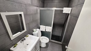 غرفة - سريران كبيران - للمدخنين | حمام | تجهيزات دش، دُش غزير، مناشف، صابون