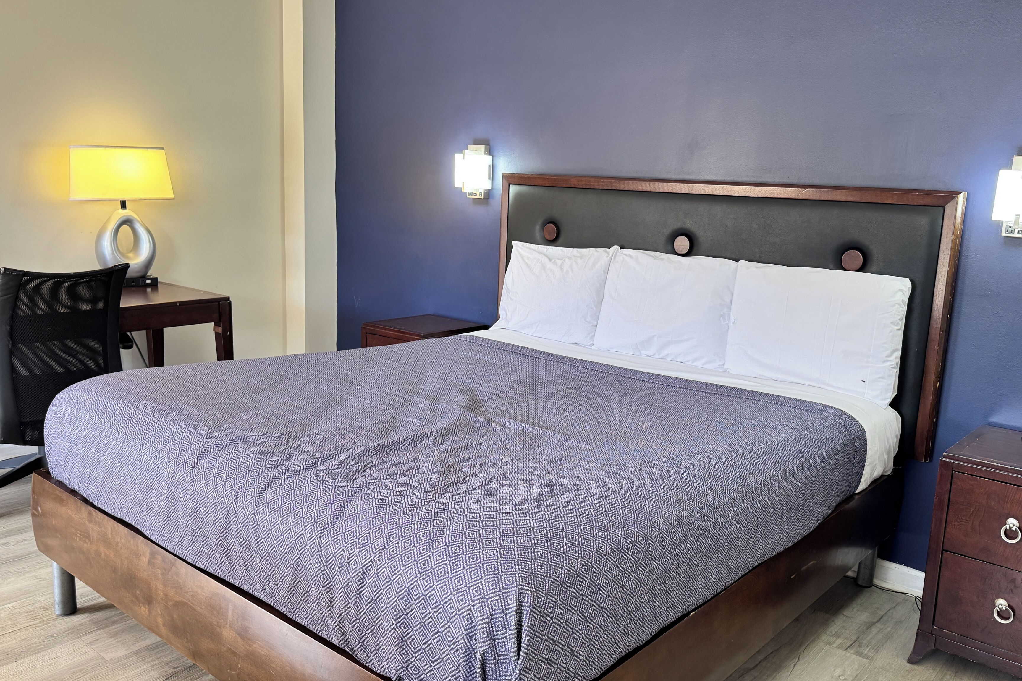 Peralatan tempat tidur hipoalergenik, meja, Wi-fi percuma, cadar katil 
